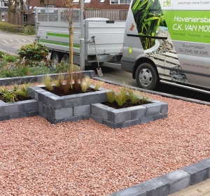 Voortuin met stapelblokken antraciet, getrommeld 30x15x15 - Hoveniersbedrijf C.K. van Mourik West Betuwe, Tiel, Culemborg, Geldermalsen, Buren