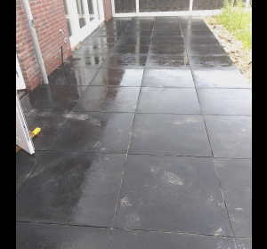 Aanleg van terras met betontegels 80 x 80 Schellevis Oud Hollands - Hoveniersbedrijf C.K. van Mourik Buurmalsen West-Betuwe Buren Tiel Culemborg