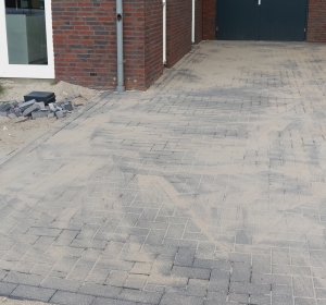 Oprit bestraat met betonklinkers, kleur edelantraciet. Ondergrond van puingranulaat en zand. - Hoveniersbedrijf C.K. van Mourik Buurmalsen West-Betuwe Buren Tiel Culemborg