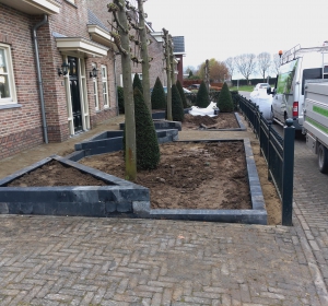 Voortuin renovatie met stapelblokken en split  - Hoveniersbedrijf C.K. van Mourik Buurmalsen West-Betuwe Buren Tiel Culemborg