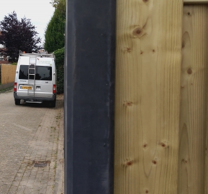 Rechte lijn schutting plaatsen - Hoveniersbedrijf C.K. van Mourik Buurmalsen West-Betuwe Buren Tiel Culemborg