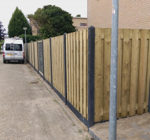 Schutting van vuren schermen met betonpalen en betonplaten kleur antraciet - Hoveniersbedrijf C.K. van Mourik Buurmalsen West-Betuwe Buren Tiel Culemborg