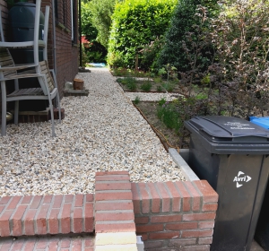 Gemetselde trap gerenoveerd en aangeheeld naar nieuwe hoogte. - Hoveniersbedrijf C.K. van Mourik Buurmalsen, West-Betuwe, Buren, Tiel, Beusichem, Culemborg, Meteren, Tricht, Deil, Asch, Zoelen, Zoelmond, Avezaath, Erichem, Geldermalsen