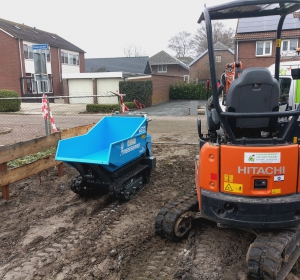 Grondverzet met minigraver en rupsdumper - Hoveniersbedrijf C.K. van Mourik Buurmalsen, West-Betuwe, Buren, Tiel, Beusichem, Culemborg, Meteren, Tricht, Deil, Asch, Zoelen, Zoelmond, Avezaath, Erichem, Geldermalsen,