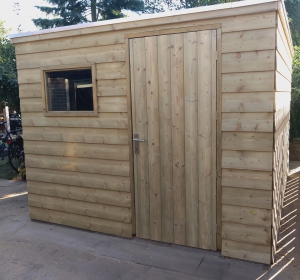 Plaatsen van een houten berging is maatwerk. - Hoveniersbedrijf C.K. van Mourik de hovenier voor West Betuwe, Tiel, Culemborg, Geldermalsen, Buren