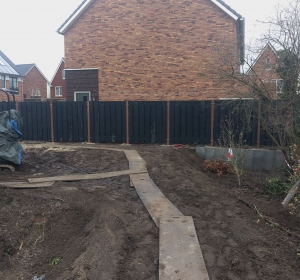 Nieuwe schutting plaatsen op erfgrens. - Hoveniersbedrijf C.K. van Mourik de hovenier voor West Betuwe, Tiel, Culemborg, Geldermalsen, Buren