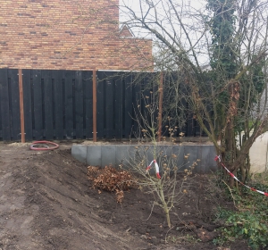 Schutting met grote hoogteverschillen op korte afstand. - Hoveniersbedrijf C.K. van Mourik de hovenier voor West Betuwe, Tiel, Culemborg, Geldermalsen, Buren