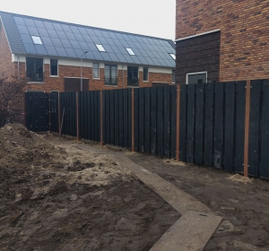 Schutting gemaakt van schuttingdelen zwart. - Hoveniersbedrijf C.K. van Mourik de hovenier voor West Betuwe, Tiel, Culemborg, Geldermalsen, Buren