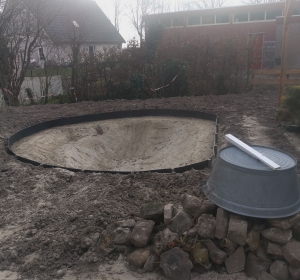 Grote vijver in aanleg. Contouren verschillende plantnivo's zichtbaar. - Hoveniersbedrijf C.K. van Mourik de hovenier voor West Betuwe, Tiel, Culemborg, Geldermalsen, Buren