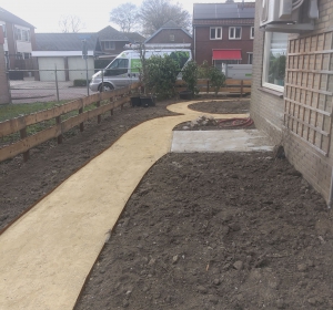 Tuinpad gemaakt van repac en Gravio D'or. - Hoveniersbedrijf C.K. van Mourik de hovenier voor West Betuwe, Tiel, Culemborg, Geldermalsen, Buren