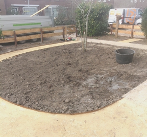 Looppaden afgewerkt met cortenstaal langs de randen. Split is Gravio D'or. - Hoveniersbedrijf C.K. van Mourik de hovenier voor West Betuwe, Tiel, Culemborg, Geldermalsen, Buren