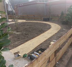 Hekwerk van schaaldelen en paden van split. - Hoveniersbedrijf C.K. van Mourik de hovenier voor West Betuwe, Tiel, Culemborg, Geldermalsen, Buren