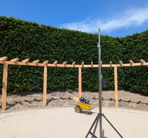 Meten = weten. Veel uitzetwerk voor deze maatwerk pergola. - Hoveniersbedrijf C.K. van Mourik de hovenier voor West Betuwe, Tiel, Culemborg, Geldermalsen, Buren