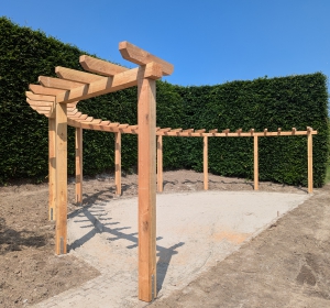 Terras met aangrenzend een pergola - Hoveniersbedrijf C.K. van Mourik de hovenier voor West Betuwe, Tiel, Culemborg, Geldermalsen, Buren