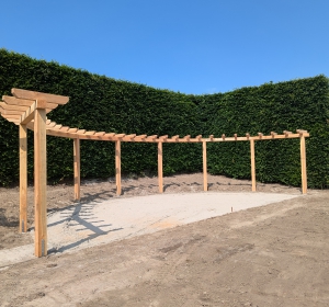 Pergola heeft een kantopsluiting van cortenstaal - Hoveniersbedrijf C.K. van Mourik de hovenier voor West Betuwe, Tiel, Culemborg, Geldermalsen, Buren