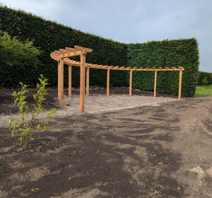 Pergola maatwerk geplaatst op betonpoeren - Hoveniersbedrijf C.K. van Mourik de hovenier voor West Betuwe, Tiel, Culemborg, Geldermalsen, Buren