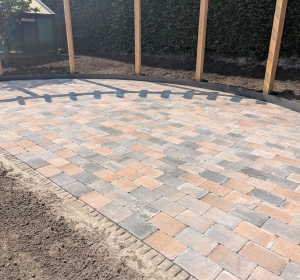 Groot terras met grote pergola van Douglashout - Hoveniersbedrijf C.K. van Mourik de hovenier voor West Betuwe, Tiel, Culemborg, Geldermalsen, Buren