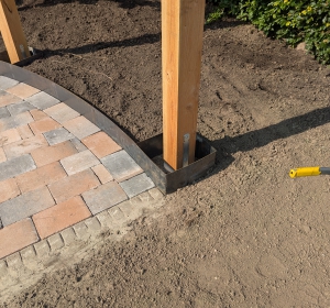 Grote pergola staander afgewerkt met cortenstaal - Hoveniersbedrijf C.K. van Mourik de hovenier voor West Betuwe, Tiel, Culemborg, Geldermalsen, Buren
