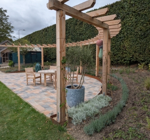 Terras, pergola, borders, kiwi's, cortenstaal, klimplanten - Hoveniersbedrijf C.K. van Mourik de hovenier voor West Betuwe, Tiel, Culemborg, Geldermalsen, Buren