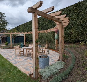 Maatwerk pergola 15x15 cm met ruiters van 10x15 cm. Robuust. - Hoveniersbedrijf C.K. van Mourik de hovenier voor West Betuwe, Tiel, Culemborg, Geldermalsen, Buren