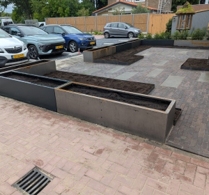 Complete voortuin met bestrating van gebakken stenen en staptegels, bloembakken voor verhoogde borders en hoogteverschillen. - Hoveniersbedrijf C.K. van Mourik de hovenier voor West Betuwe, Tiel, Culemborg, Geldermalsen, Buren