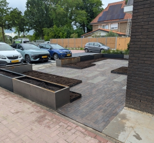 Voortuin met verhoogde plantvakken en bloembakken - Hoveniersbedrijf C.K. van Mourik de hovenier voor West Betuwe, Tiel, Culemborg, Geldermalsen, Buren