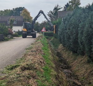 Haag knippen met hydraulisch maaidek - Hoveniersbedrijf C.K. van Mourik de hovenier voor West Betuwe, Tiel, Culemborg, Geldermalsen, Buren