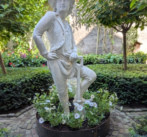 Bloembak gemaakt rondom beeld tuinman - Hoveniersbedrijf C.K. van Mourik de hovenier voor West Betuwe, Tiel, Culemborg, Geldermalsen, Buren