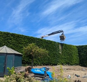 Zand in de tuin brengen met laadkraan. Overzetten - Hoveniersbedrijf C.K. van Mourik de hovenier voor West Betuwe, Tiel, Culemborg, Geldermalsen, Buren