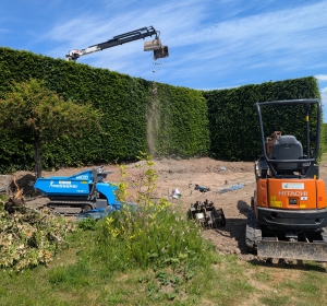Aanvoeren materialen met laadkraan. - Hoveniersbedrijf C.K. van Mourik de hovenier voor West Betuwe, Tiel, Culemborg, Geldermalsen, Buren