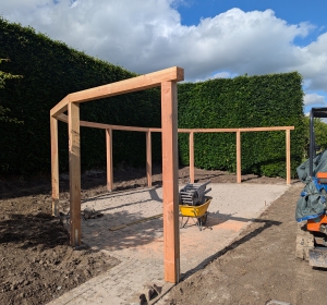 Pergola in halve cirkel gemaakt van Douglashout 15x15. - Hoveniersbedrijf C.K. van Mourik de hovenier voor West Betuwe, Tiel, Culemborg, Geldermalsen, Buren