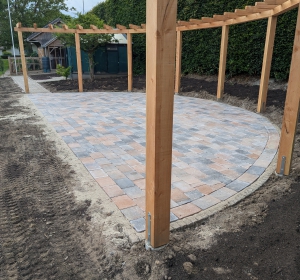 Terras met pergola en borders. - Hoveniersbedrijf C.K. van Mourik de hovenier voor West Betuwe, Tiel, Culemborg, Geldermalsen, Buren