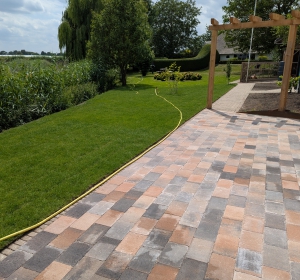 Nieuw terras en nieuw gazon van graszoden. - Hoveniersbedrijf C.K. van Mourik de hovenier voor West Betuwe, Tiel, Culemborg, Geldermalsen, Buren