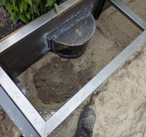 Het aanpassen van een cortenstalen bloembak. Toegang tot pompput mogelijk maken. - Hoveniersbedrijf C.K. van Mourik de hovenier voor West Betuwe, Tiel, Culemborg, Geldermalsen, Buren