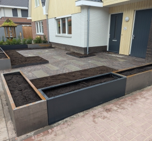 Tuinaanleg voortuin verharding, bloembakken, cortenstaal, gecoat staal, tegels, gebakken stenen - Hoveniersbedrijf C.K. van Mourik de hovenier voor West Betuwe, Tiel, Culemborg, Geldermalsen, Buren