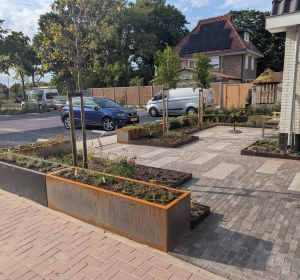 Door gebruik te maken van verschillende bloembakken en randhoogtes ontstaat er een speels en ruimtelijk effect. - Hoveniersbedrijf C.K. van Mourik de hovenier voor West Betuwe, Tiel, Culemborg, Geldermalsen, Buren