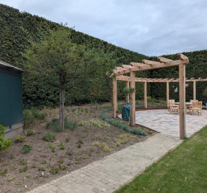 Beplanting ingeplant bij de pergola. - Hoveniersbedrijf C.K. van Mourik de hovenier voor West Betuwe, Tiel, Culemborg, Geldermalsen, Buren