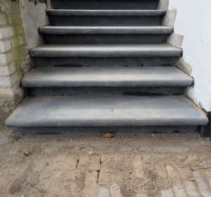 Renovatie van trap met betonnen traptreden.  - Hoveniersbedrijf C.K. van Mourik de hovenier voor West Betuwe, Tiel, Culemborg, Geldermalsen, Buren 