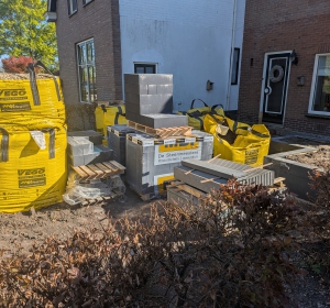 Werkbare ruimte optimaal benutten om benodigde materialen op locatie te lossen.  - Hoveniersbedrijf C.K. van Mourik de hovenier voor West Betuwe, Tiel, Culemborg, Geldermalsen, Buren 