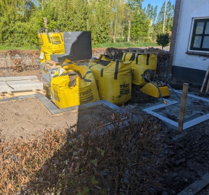 Materialen op lokatie gelost. Werken op de vierkante cm.  - Hoveniersbedrijf C.K. van Mourik de hovenier voor West Betuwe, Tiel, Culemborg, Geldermalsen, Buren 