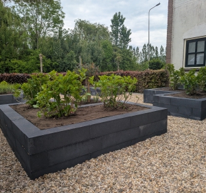 Tuingrind en bloembakken van verlijmde stapelblokken.  - Hoveniersbedrijf C.K. van Mourik de hovenier voor West Betuwe, Tiel, Culemborg, Geldermalsen, Buren 