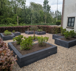 Verhoogde bloembakken van stapelblokken ingeplant met Hortensia's en Lavendel.  - Hoveniersbedrijf C.K. van Mourik de hovenier voor West Betuwe, Tiel, Culemborg, Geldermalsen, Buren 