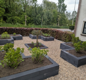 Voortuin met bloembakken 40 cm bovengronds. Stapelblokken 15 x 15 cm.  - Hoveniersbedrijf C.K. van Mourik de hovenier voor West Betuwe, Tiel, Culemborg, Geldermalsen, Buren 