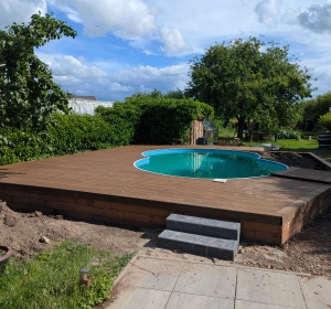 Bamboe houtcomposiet met betonnen trap.  - Hoveniersbedrijf C.K. van Mourik de hovenier voor West Betuwe, Tiel, Culemborg, Geldermalsen, Buren 