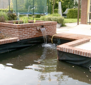 Vijver met overstort in aanleg: vullen met water - Hoveniersbedrijf C.K. van Mourik