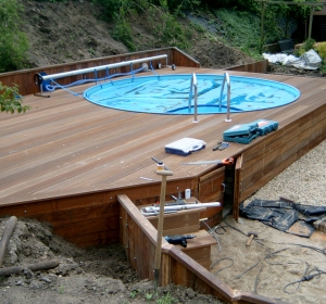 Ombouw van zwembad gemaakt van hardhout - Hoveniersbedrijf C.K. van Mourik Tuinontwerp Katja Dupont IJzerhart Tuinarchitekt