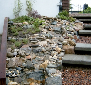 Waterval op dijkhelling - Hoveniersbedrijf C.K. van Mourik Tuinontwerp Katja Dupont IJzerhart Tuinarchitekt