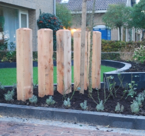 Voortuin met Larix-houten palen 15x15 als coulisse - Hoveniersbedrijf C.K. van Mourik Geldermalsen Tiel Culemborg