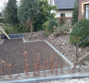 Tuin met diverse niveau verschillen. Verschillende oplossingen van grondkering - Hoveniersbedrijf C.K. van Mourik