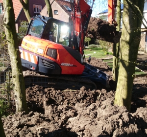 Grondwerk met Midi-kraan-Hoveniersbedrijf C.K. van Mourik